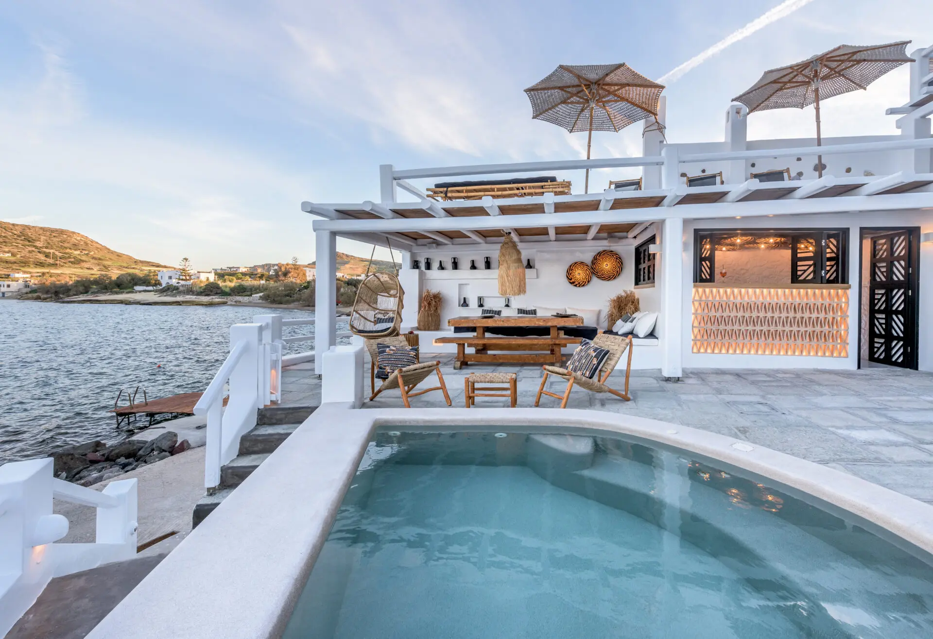 Captain Zeppos Hotel pool and communal area.